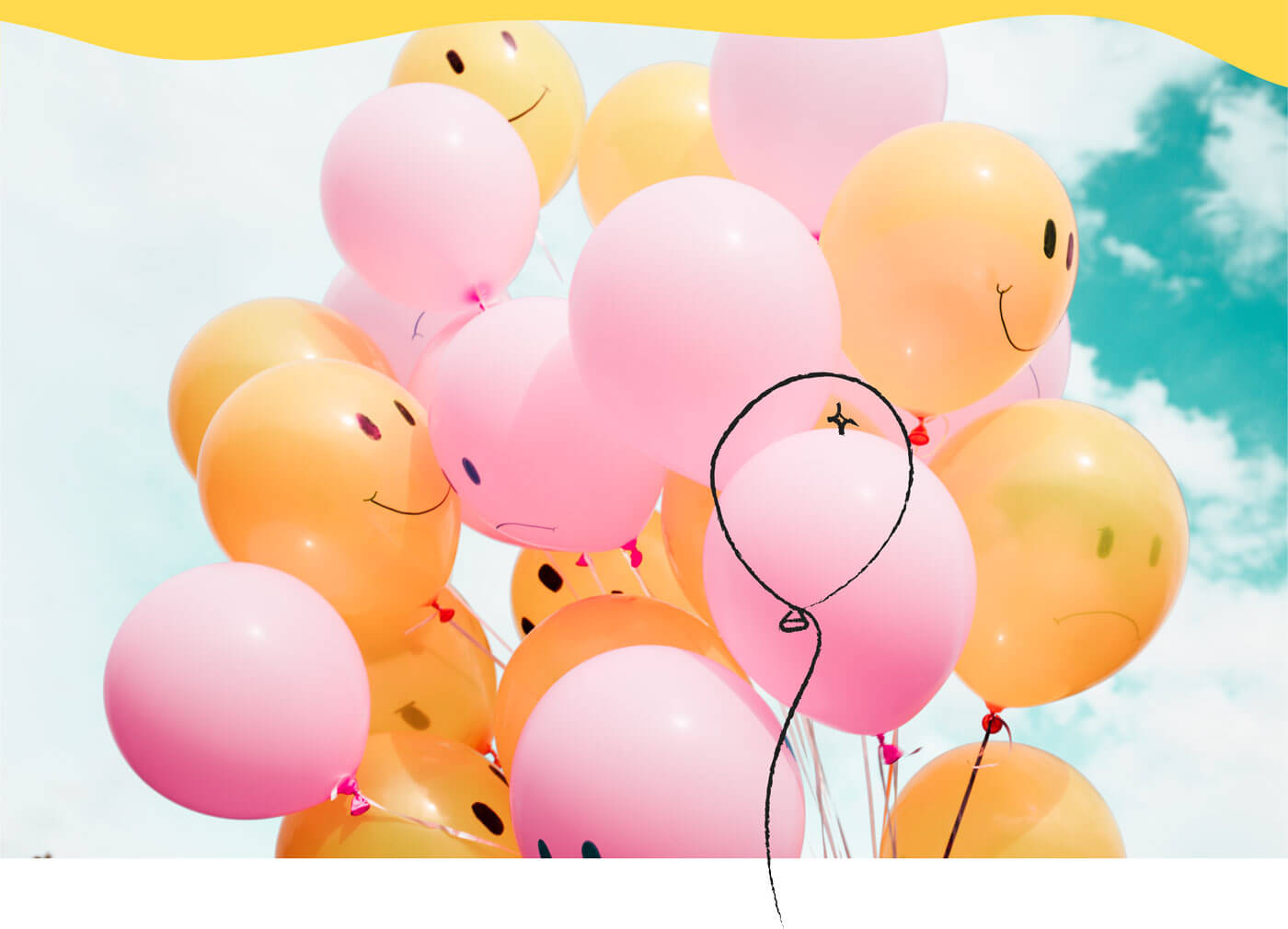 Plusieurs ballons gonflés à l'hélium avec des visage sourients dessinés